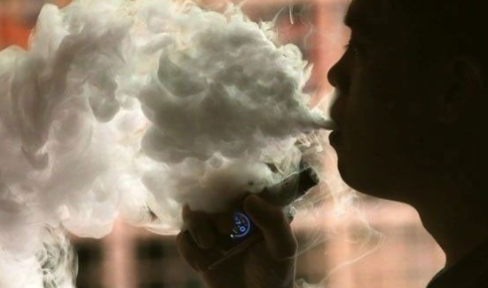 在英国坎布里奇，数千支非法电子烟在商店中被查获